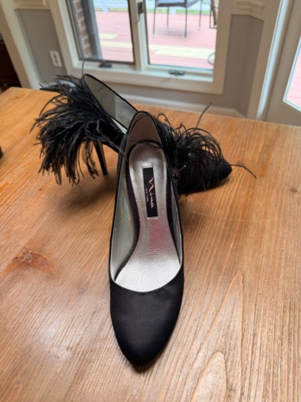 Like new Nina Zorina Black Feathered Pumps!